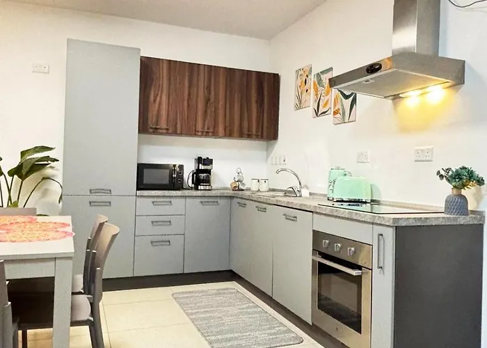 Paceville Glow Six * St. Julian's